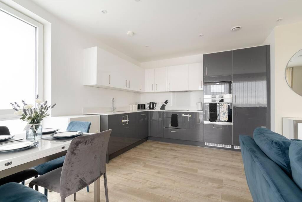 Lovely En-Suite Flat With Balcony And Parking. Londres Extérieur photo