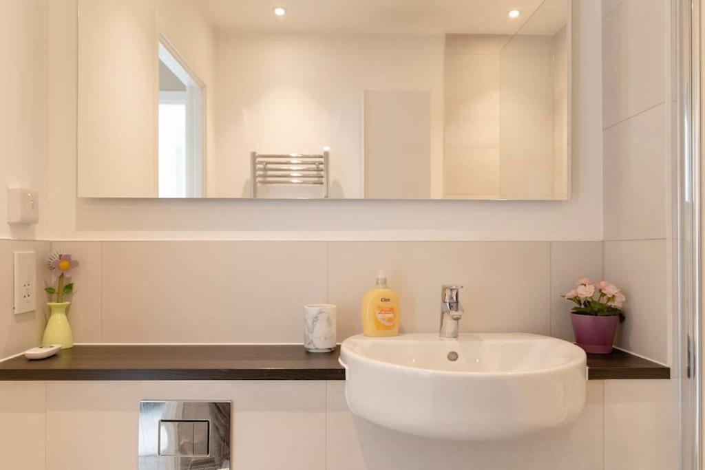 Lovely En-Suite Flat With Balcony And Parking. Londres Extérieur photo