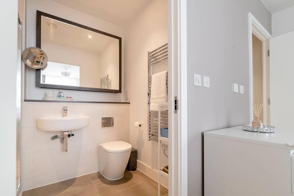 Lovely En-Suite Flat With Balcony And Parking. Londres Extérieur photo