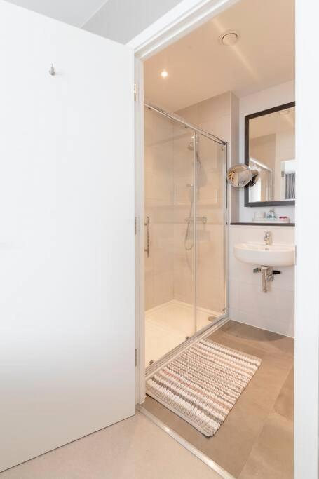 Lovely En-Suite Flat With Balcony And Parking. Londres Extérieur photo