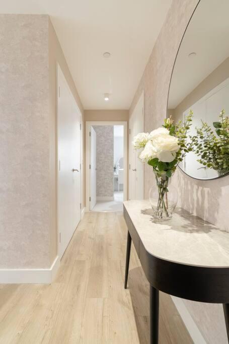 Lovely En-Suite Flat With Balcony And Parking. Londres Extérieur photo