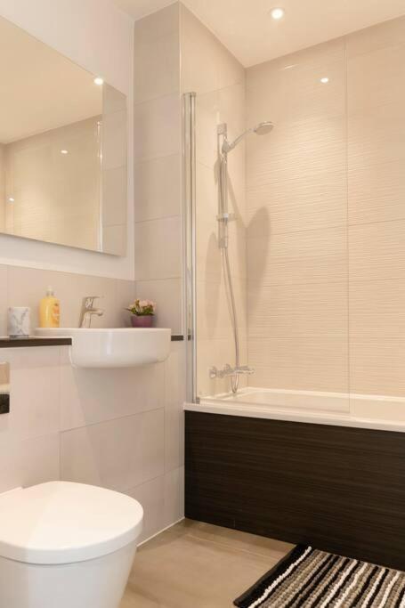 Lovely En-Suite Flat With Balcony And Parking. Londres Extérieur photo