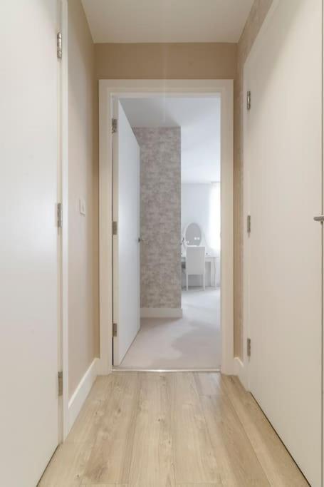 Lovely En-Suite Flat With Balcony And Parking. Londres Extérieur photo